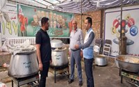 نظارت مستمر کارشناسان بهداشت محیط بر پخت نذورات و مراکز تهیه غذا در دهه ی محرم شهرستان ماکو
